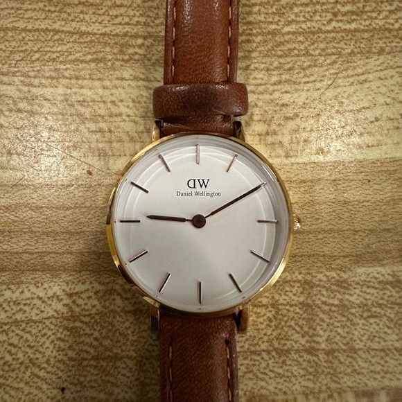 Daniel Wellington Petite St Mawes Gold 28mm - Picture 1 of 5